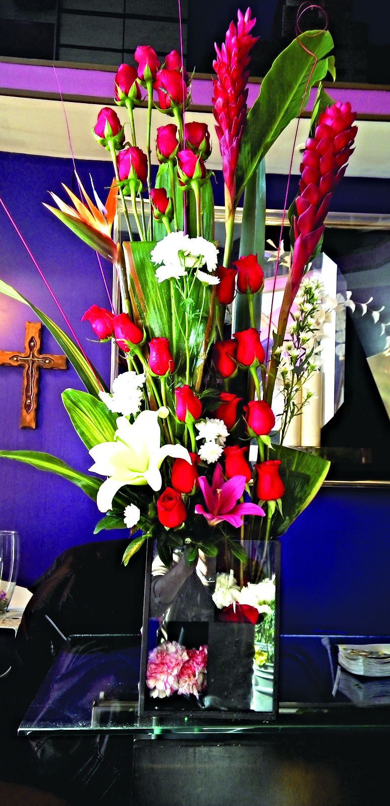 Arreglo A20 de 24 rosas rojas con dos lilies pueden variar el color, dos hawaiana y una ave de paraiso.
$ 1400