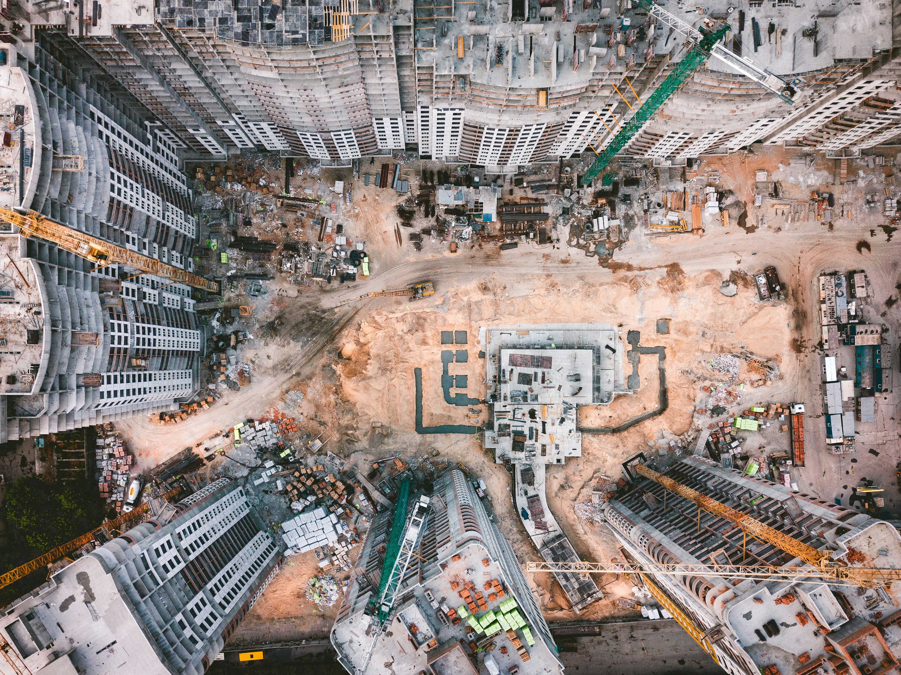 fotografía aérea de un edificio de concreto blanco de gran altura