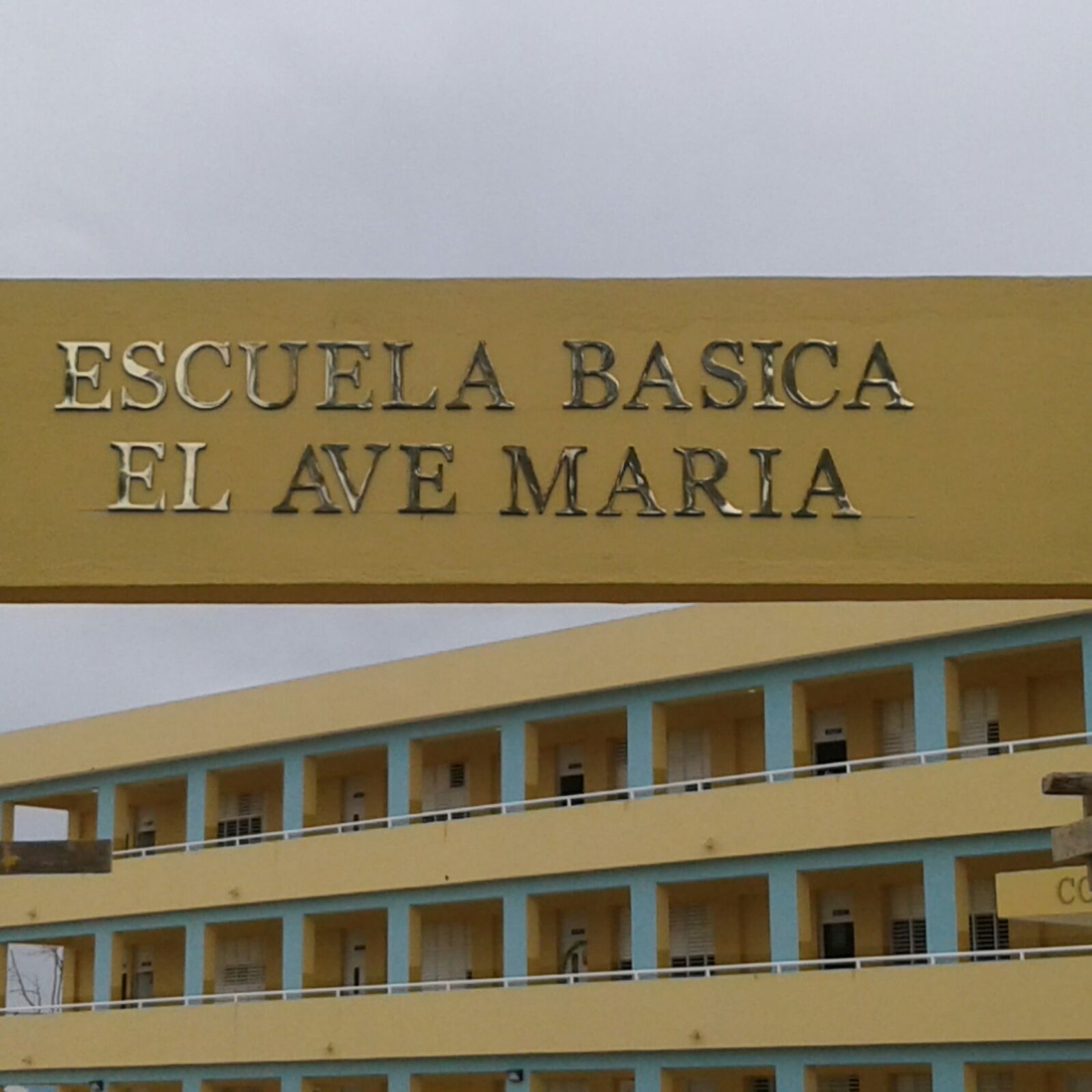 Letras bronce y aluminio.