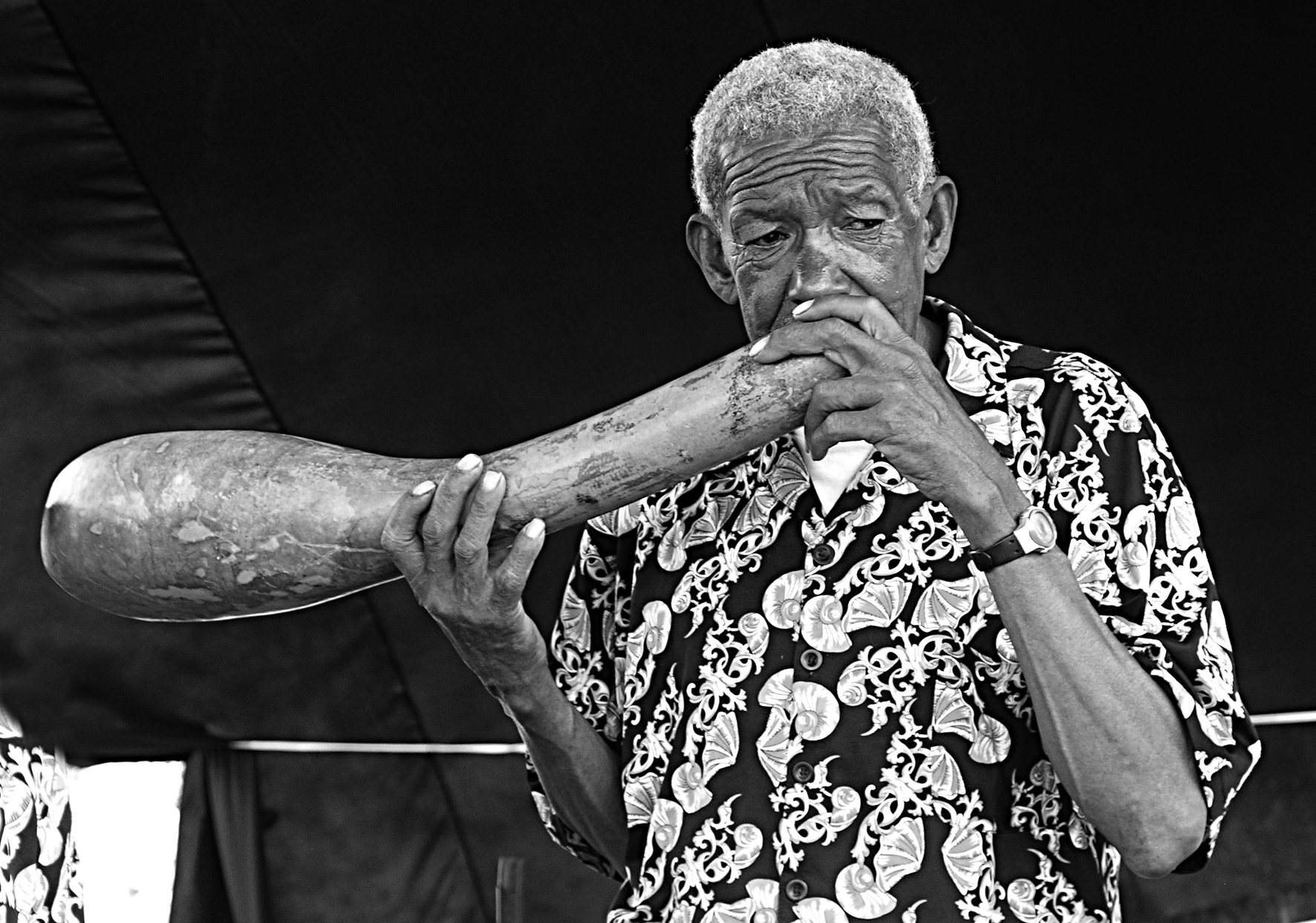 Afroecuatoriano tocando bomba con un instrumento nativo de la zona