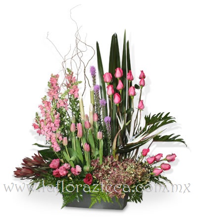 MD - 144  $2,950
Fina composición de liatrix,rosas,perritos,tulipanes,lisiantus y hortensias