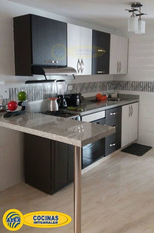 Cocina lineal en colores Volcano y Glacial con barra independiente.