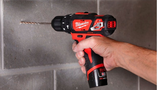 https://0201.nccdn.net/1_2/000/000/158/1e0/milwaukee-2408-259-percutor-pared.jpg