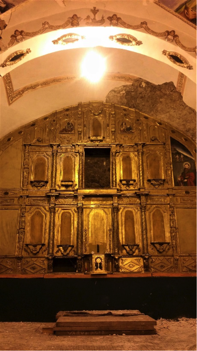 San Pablo Oztotepec: Los santos comentan "el templo amenaza ruina" y ruegan a San Francisco de Asís le sea restaurado.