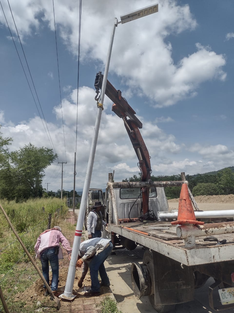 Tres bloques de concreto en forma de cono tronco con agujero en el centro.