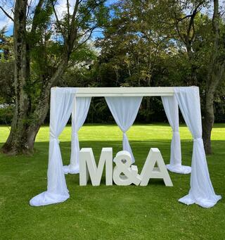 Pergola 4 columnas
Medidas : 3.20m de largo
2.20 de Alto
Alquiler $300.000 sin Flores sin velo