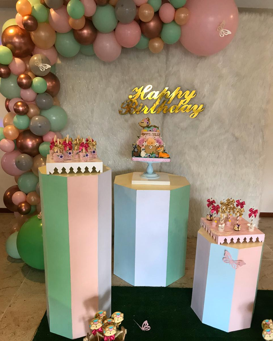 Combo de 5 Octogonales
PRINCIPAL.60x60 X 80CM DE ALTURA
ALTO:40x40. X 1.02M DE ALTURA
PEQUEÑA: .40x40 X 58CM DE ALTURA
$150.000Alquiler