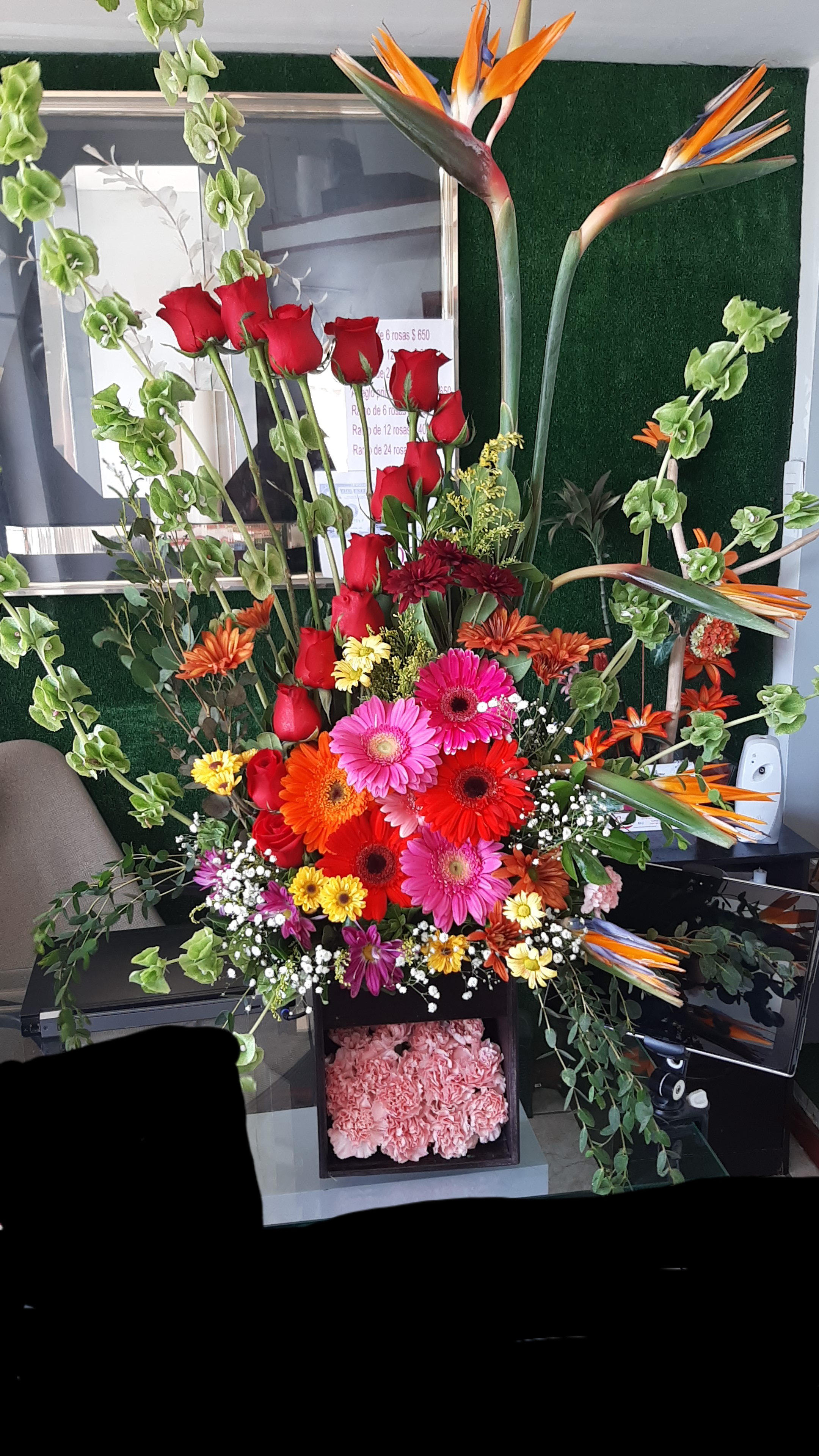 Arreglo A36 de 24 rosas rojas, gerberas,Ave de paraiso.
$1500