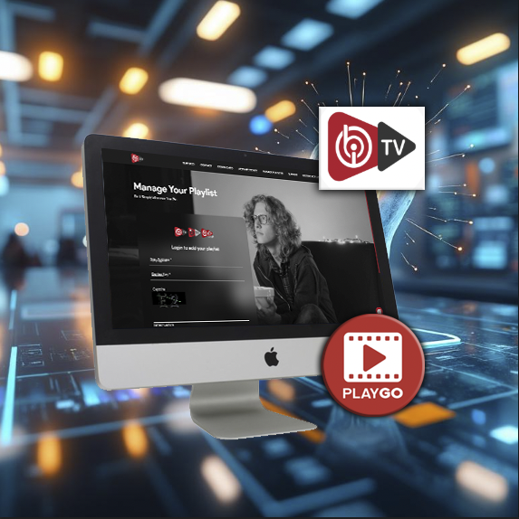 Hombre sonriente en una oficina moderna tomando notas, con computadora portátil y ventana grande de fondo.