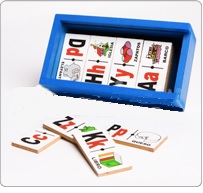 Dominó Abecedario
$201.00
Este atractivo dominó, facilita la adquisición del alfabeto y la lectura de textos. Su uso propicia el desarrollo de:
•	Atención y concentración.
•	Coordinación visomotora.
•	Discriminación y asociación de imágenes.
•	Memoria.
•	Ubicación espacial.
•	Adquisición de vocales y consonantes.
•	Vocabulario
•	Igualación.
•	Seguimiento de reglas.
•	Estrategia.
•	Control de impulsos.
