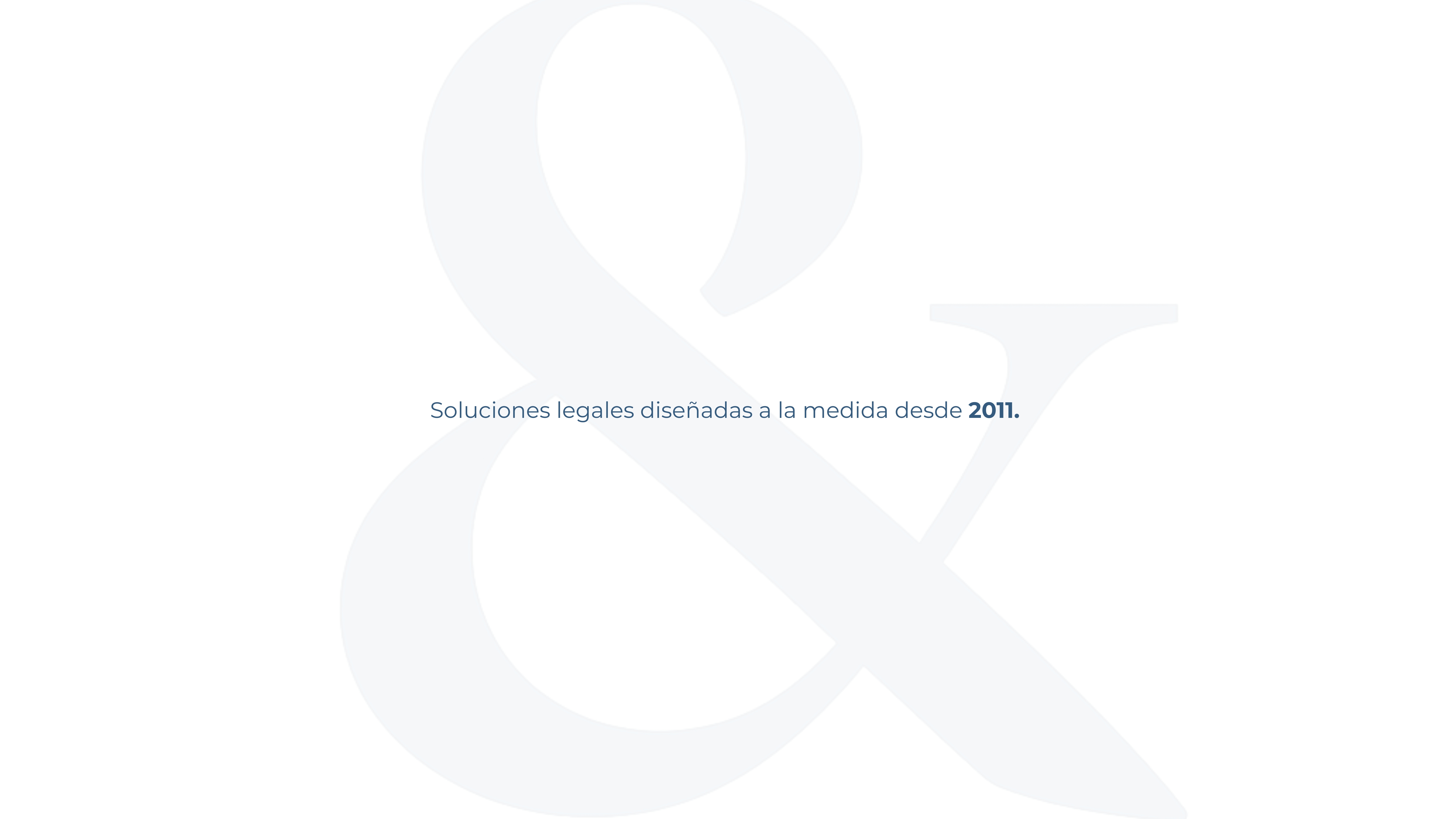 Sala de reuniones con mesa de cristal, mazo de juez, documentos y personas al fondo durante el atardecer. Sala de reuniones con mesa de cristal, mazo de juez, documentos y personas al fondo durante el atardecer.