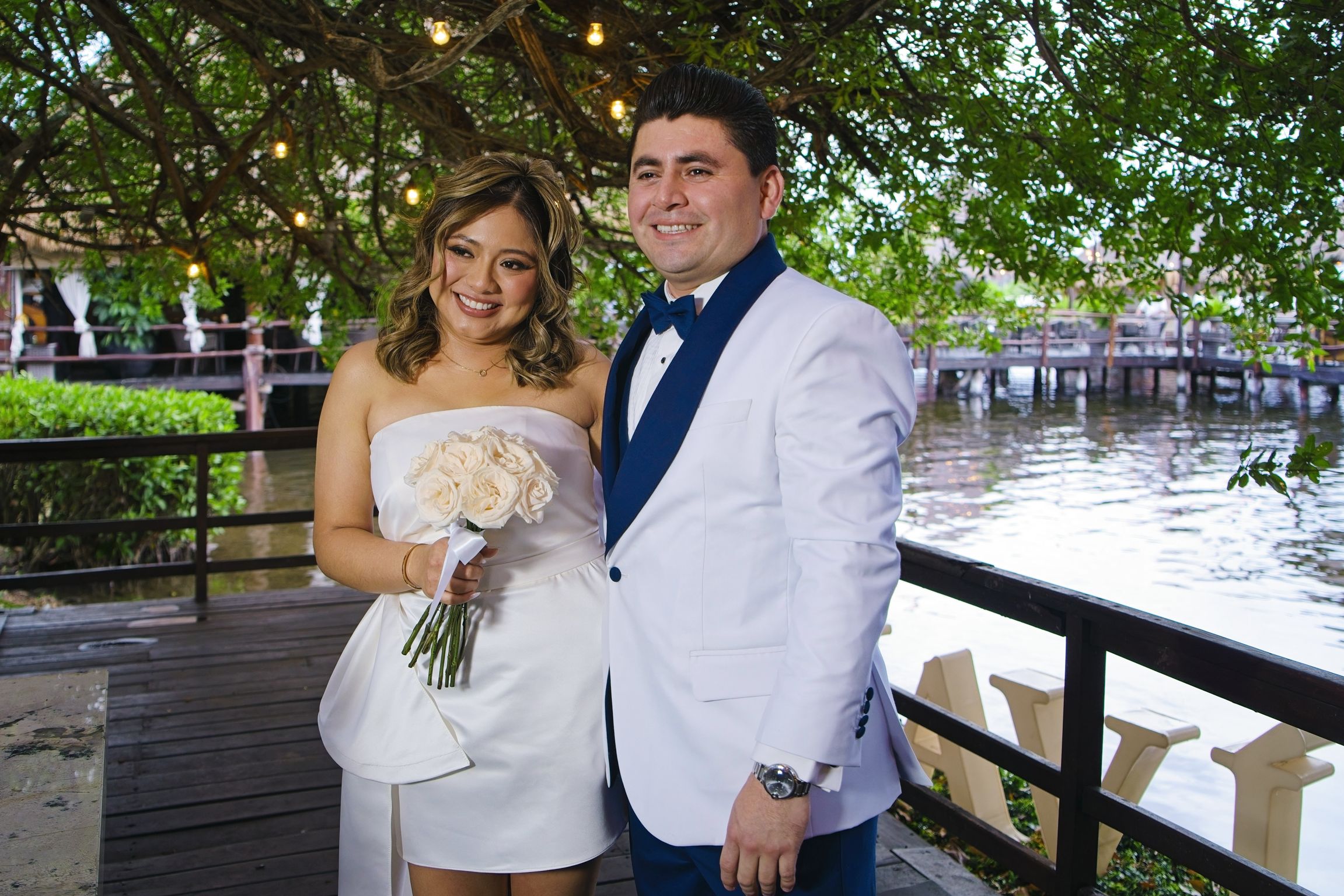 https://0201.nccdn.net/1_2/000/000/15c/4a1/luxartifices-wedding-navios-cancun-bride-and-groom-sunset006.jpg