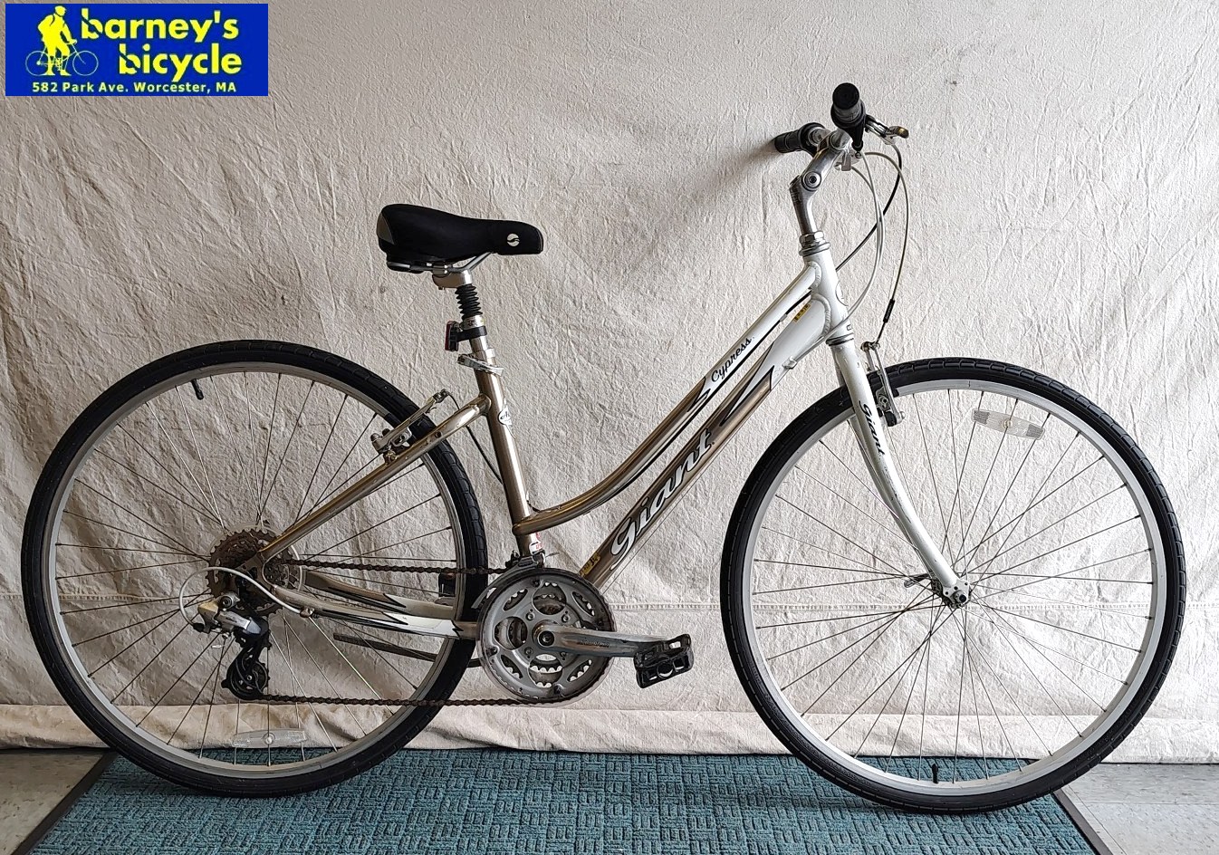 Giant Cypress Step Thru
Frame Size: 17" MD / Rider Height: 5'6-5'9
Price: $379.00 (Professionally Tuned)
