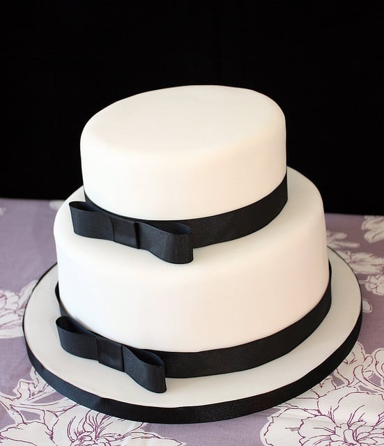 https://0201.nccdn.net/1_2/000/000/15c/75d/wedding-cake-one--tier-or-two-in-fondant.jpg