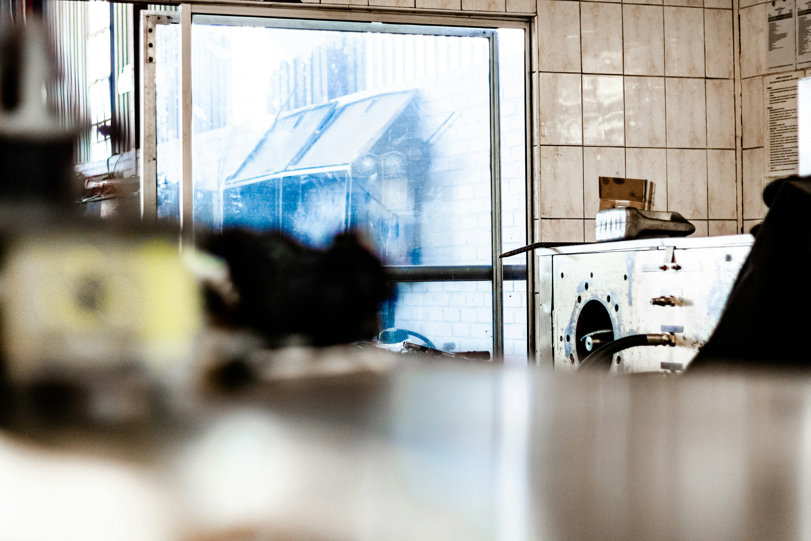 una cocina con un horno de estufa al lado de una ventana una cocina con un horno de estufa al lado de una ventana