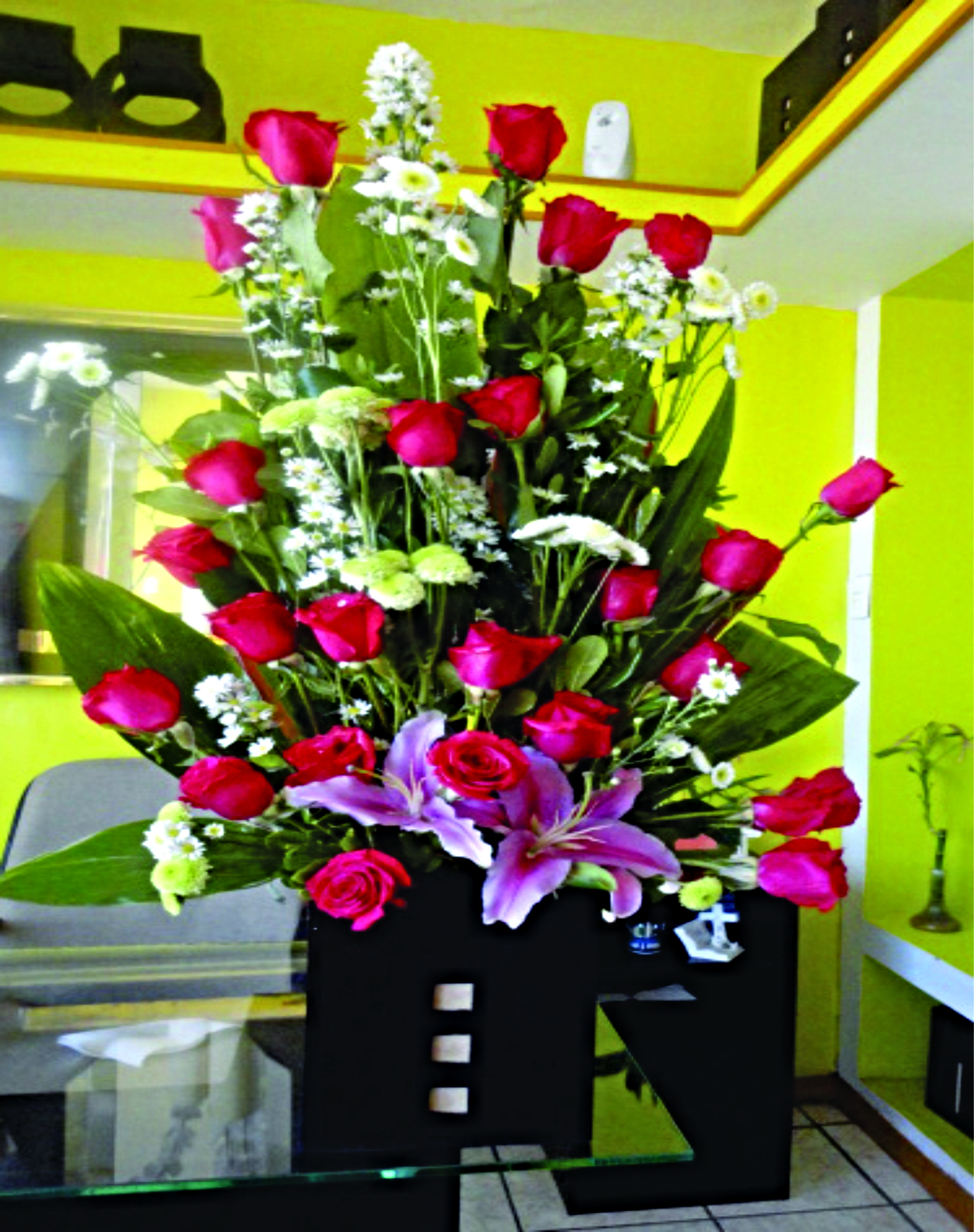 Arreglo A26 de 24 rosas rojas con dos lilies puede variar de color.
$ 1300