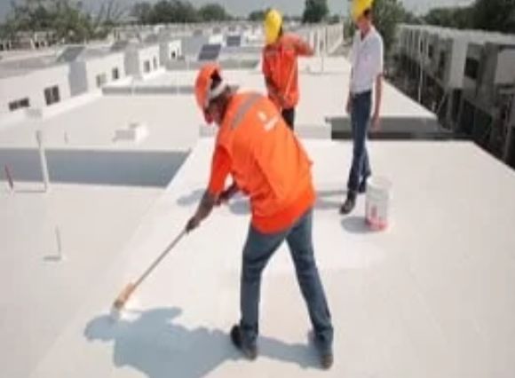 Trabajadores aplicando impermeabilización y selladores en techos metálicos, madera, superficies planas y grietas de concreto