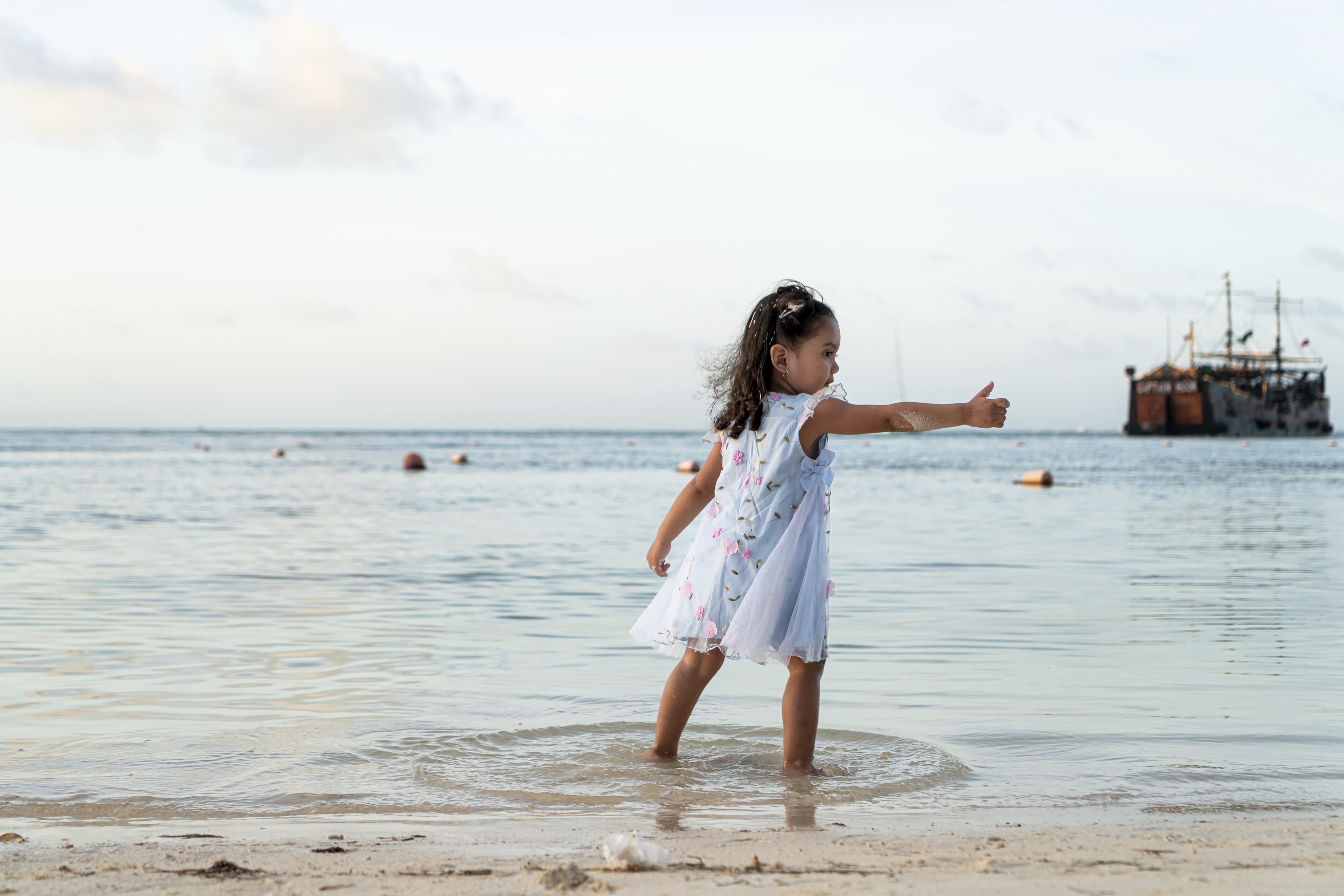https://0201.nccdn.net/1_2/000/000/15d/ebf/luxartifices-riviera-maya-beach-family-photos0030.jpg