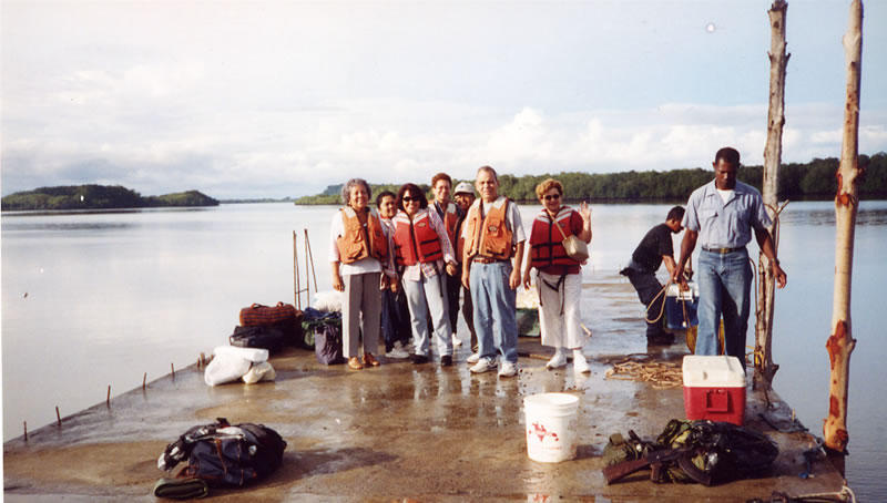 Aquí apareces en el centro de la foto. Estas excursiones las hacías regularmente con el grupo de jubilados; y tú siempre te apuntabas en todo. Fue tomada cuando la lancha llegó a la isla, me parece que Coiba,  donde pasarían dos días. Me contaste que te mareaste mucho.