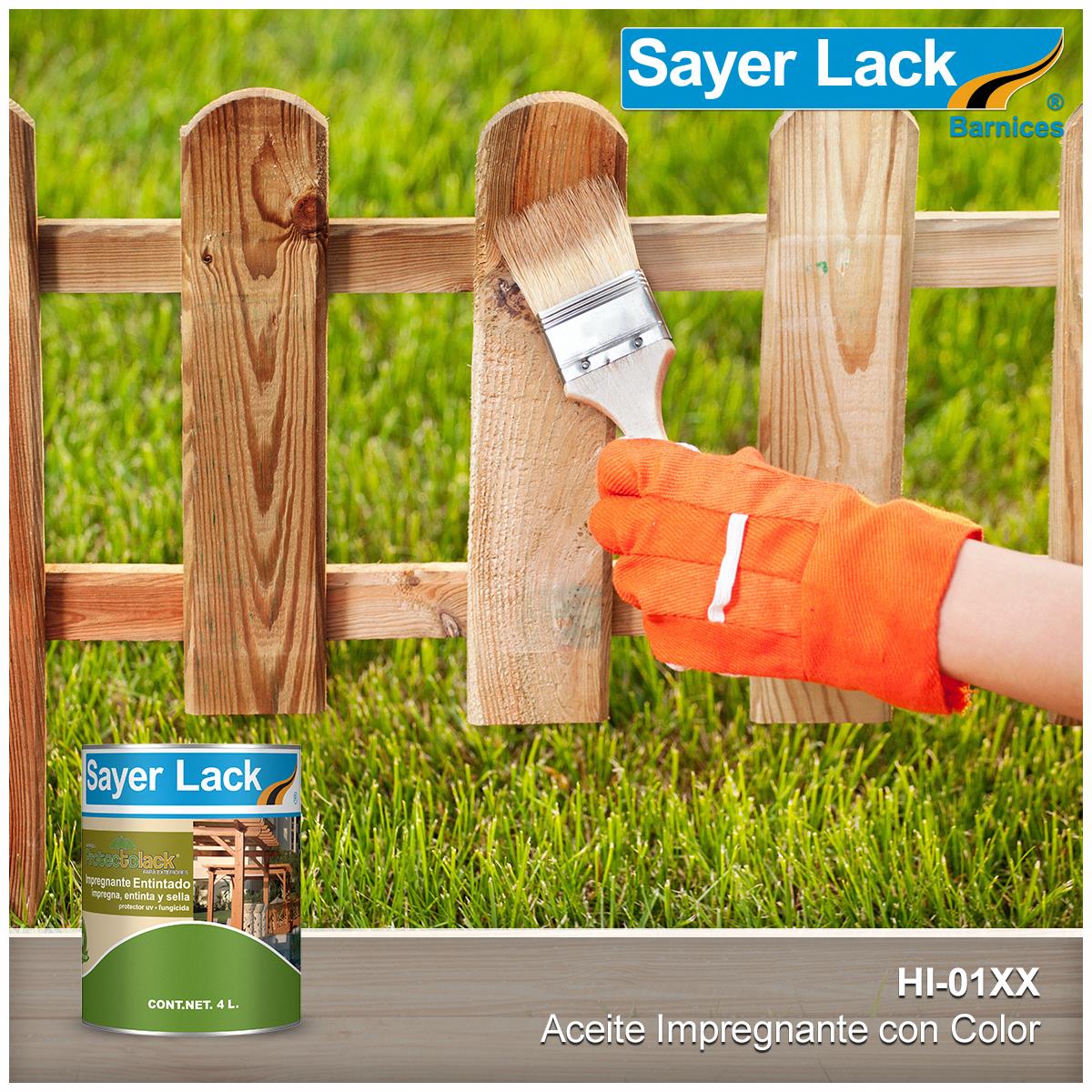 Brocha aplicando aceite impregnante con color Sayer Lack en cerca de madera exterior Brocha aplicando aceite impregnante con color Sayer Lack en cerca de madera exterior