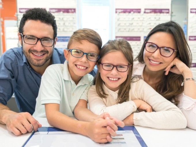 https://0201.nccdn.net/1_2/000/000/15f/4b9/familia-lentes.jpg
