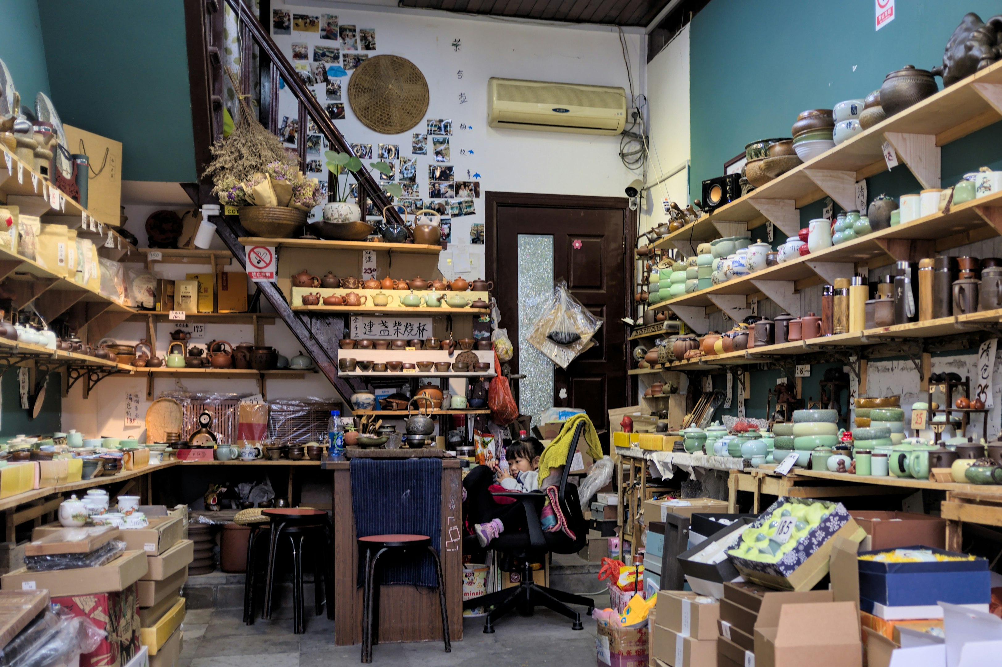 mesa de madera marrón con objetos variados mesa de madera marrón con objetos variados