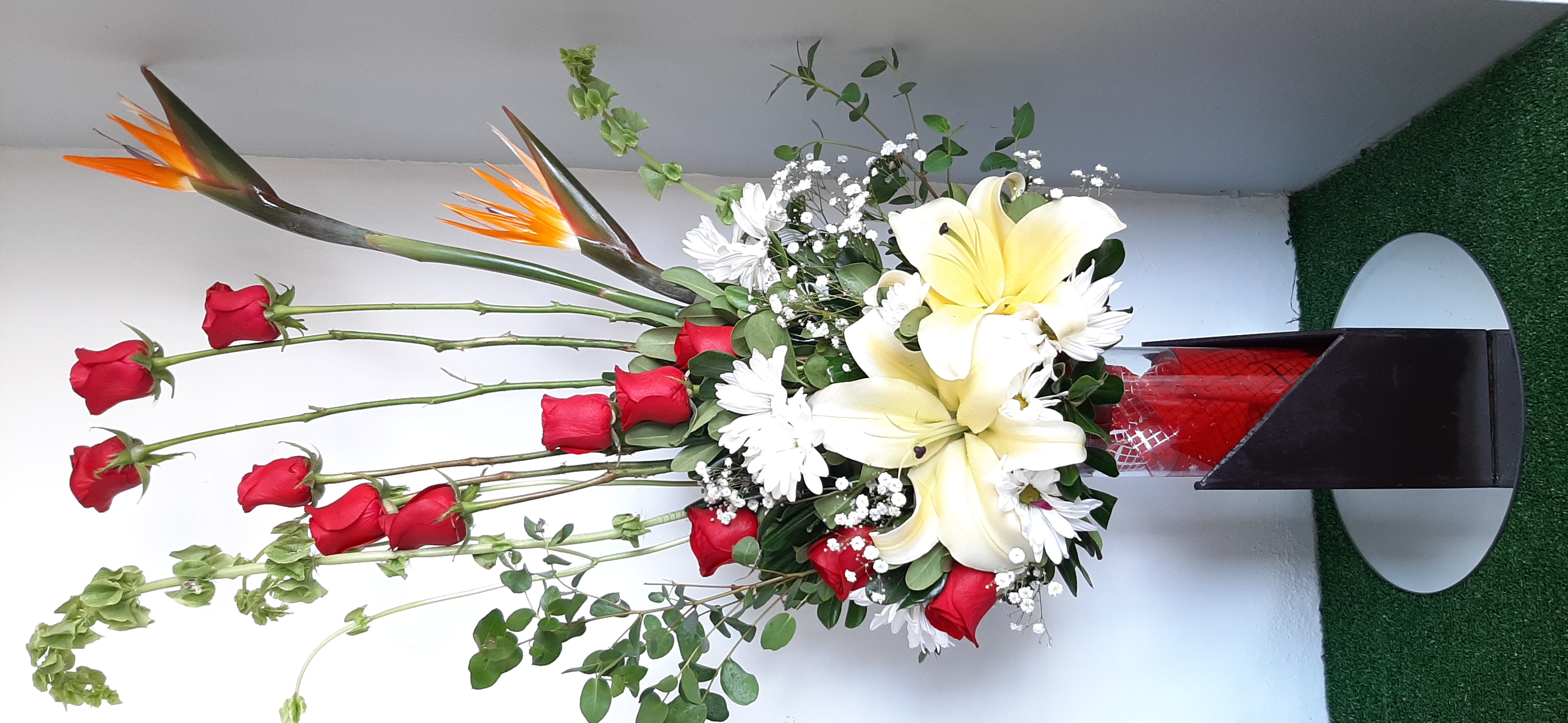 Arreglo A21 de 12 rosas rojas con lilies,ave de paraiso.
$ 800