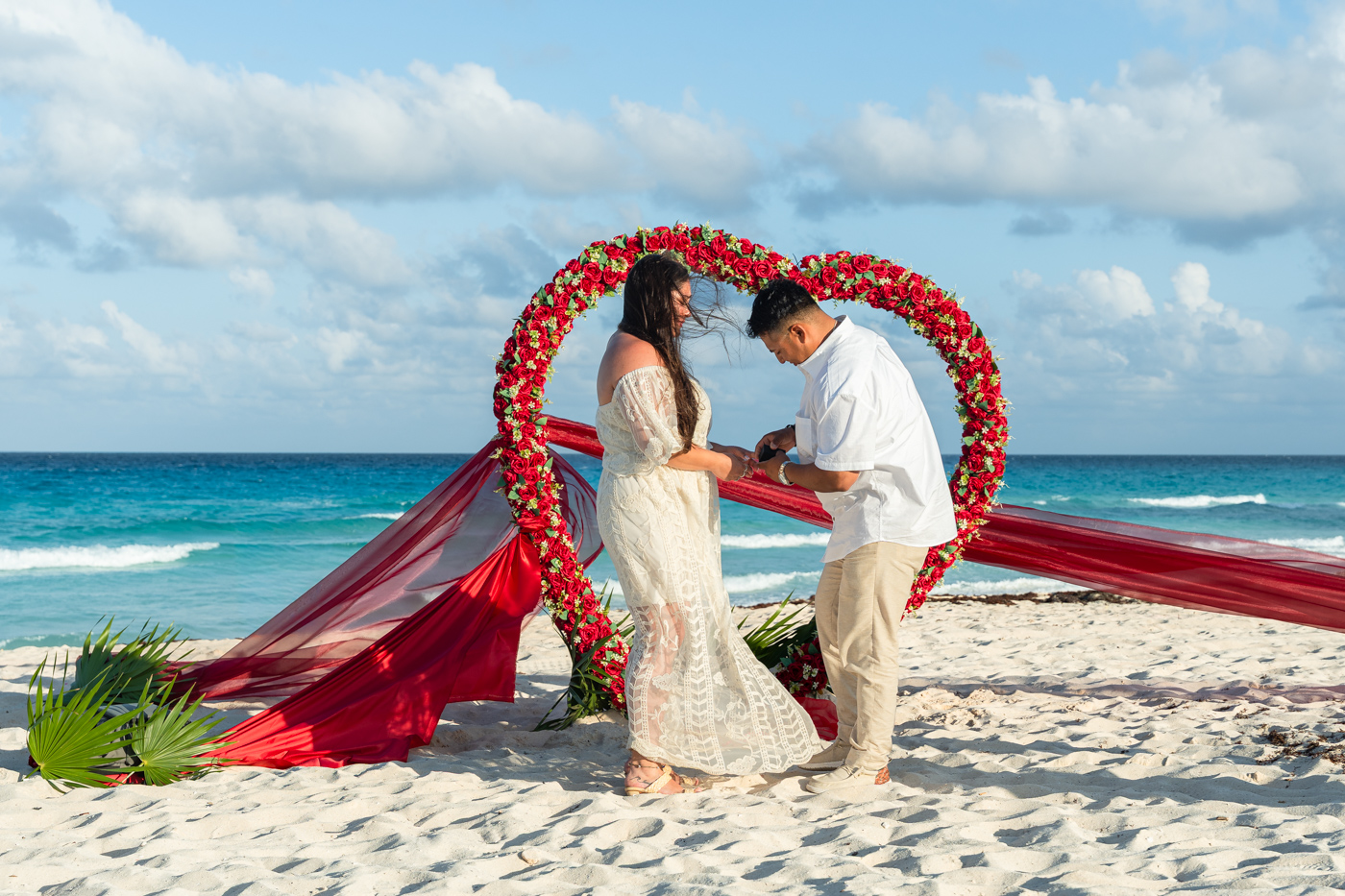 https://0201.nccdn.net/1_2/000/000/160/263/romantic-mariachi-proposal-in-cancu%CC%81n063.jpg