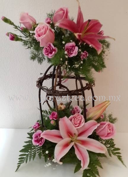 MD - 143  $760
Jaula artesanal de acapulco,clavelinas y rosas