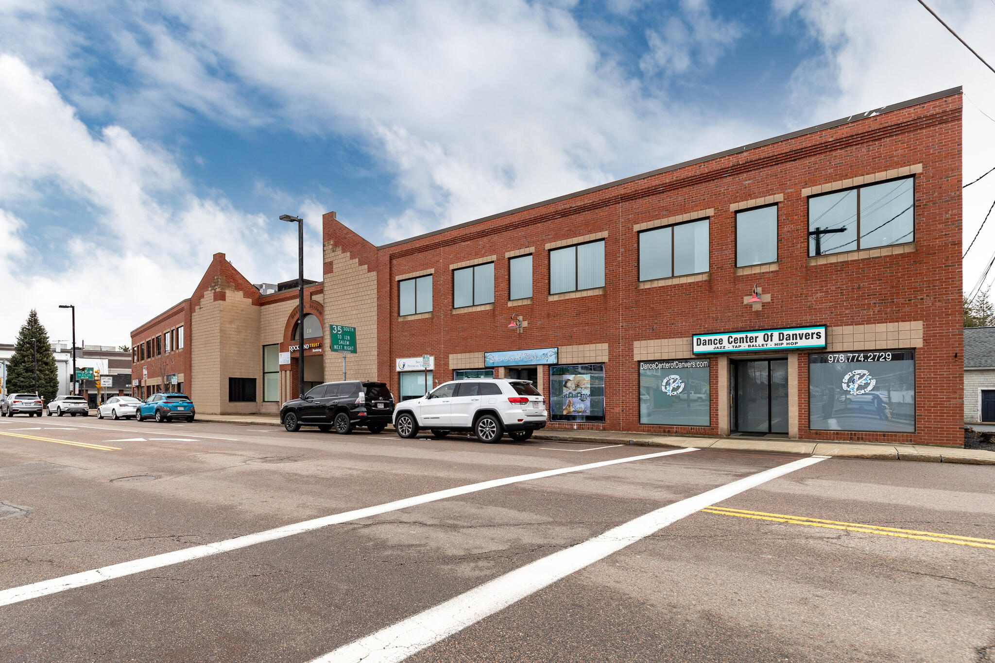 https://0201.nccdn.net/1_2/000/000/160/8b2/10-elm-st-danvers-ma-01923-usa-040-034-front2-mls_size.jpg