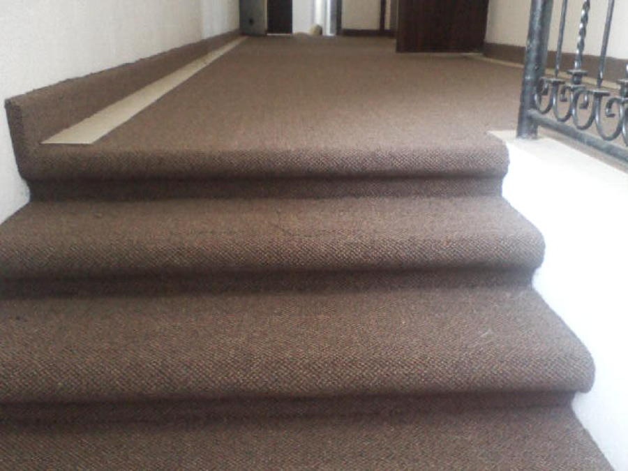 https://0201.nccdn.net/1_2/000/000/160/dfa/alfombras-para-escalera-115651-900x675.jpg