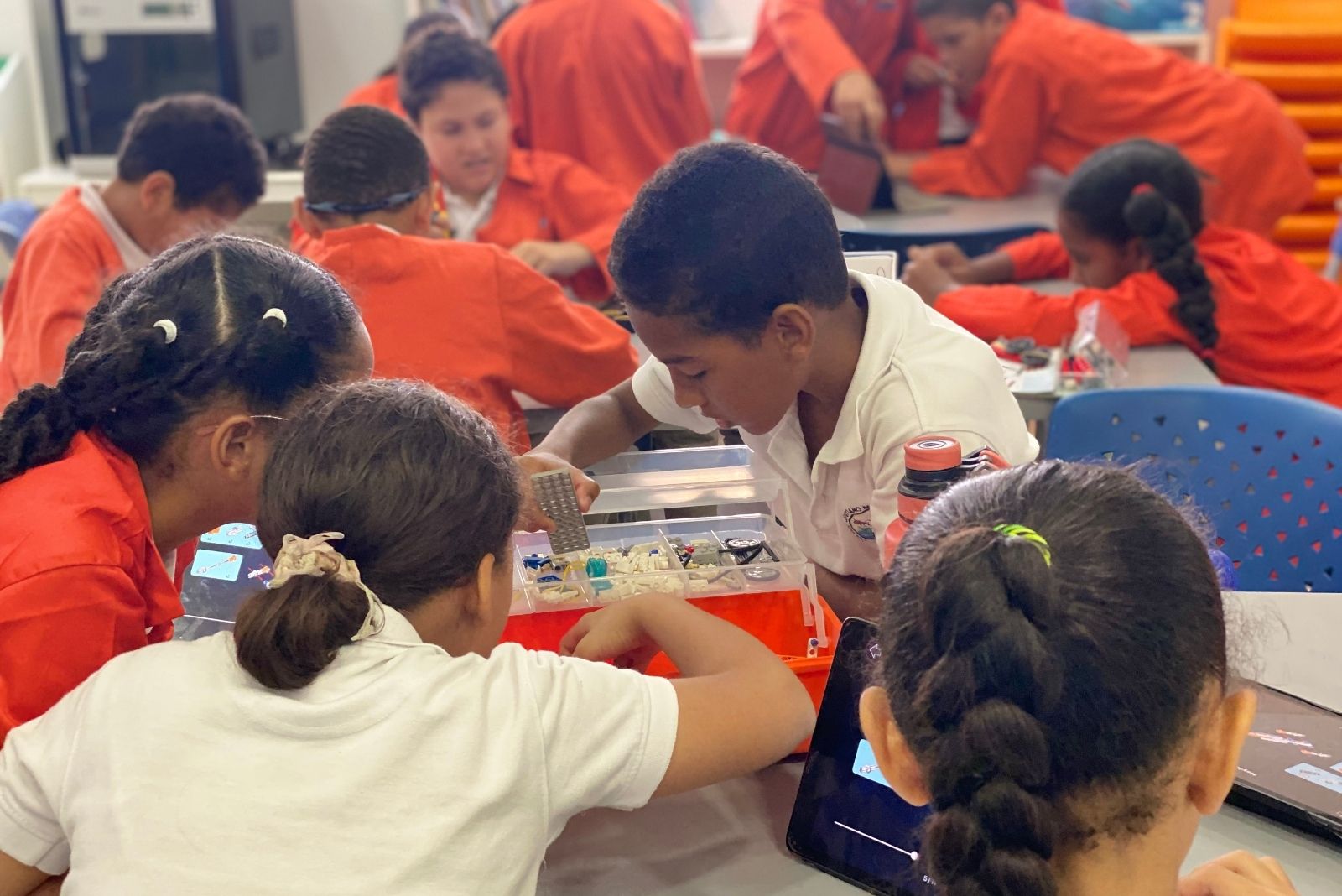 una excavadora está estacionada en un campo por la noche