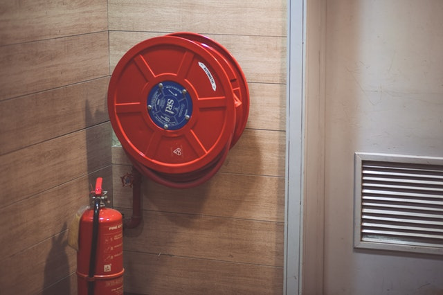 https://0201.nccdn.net/1_2/000/000/162/8d9/red-fire-extinguisher-beside-hose-reel-inside-the-room-189474-640x426.jpg