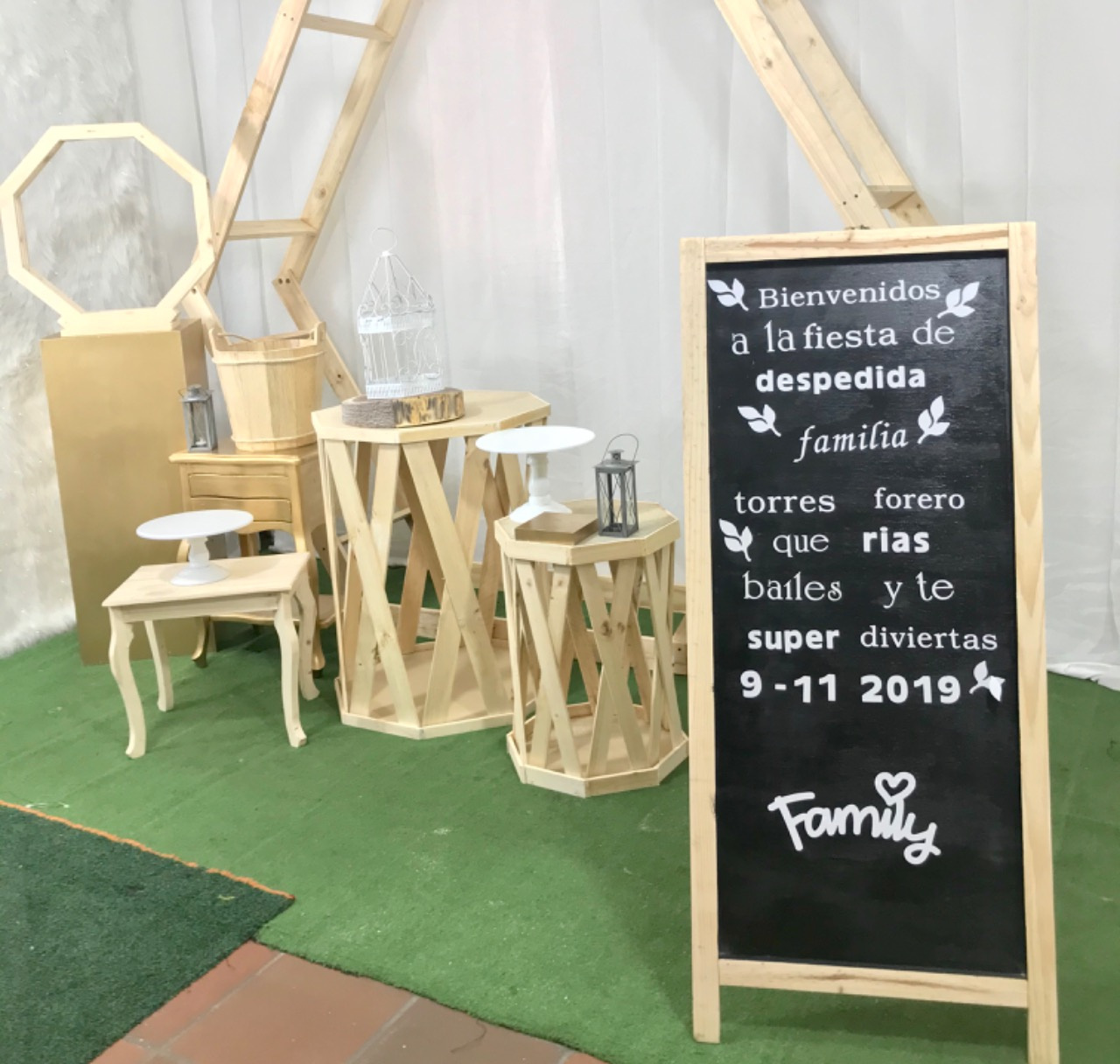 Tablero de piso Gigante 
Medidas: 
1.30 Alto x 60cm Ancho externo 
52cm Ancho Interno
Precio de alquiler $ 60.000
sin personalizar.
Costo adicional con personalización $110.000  