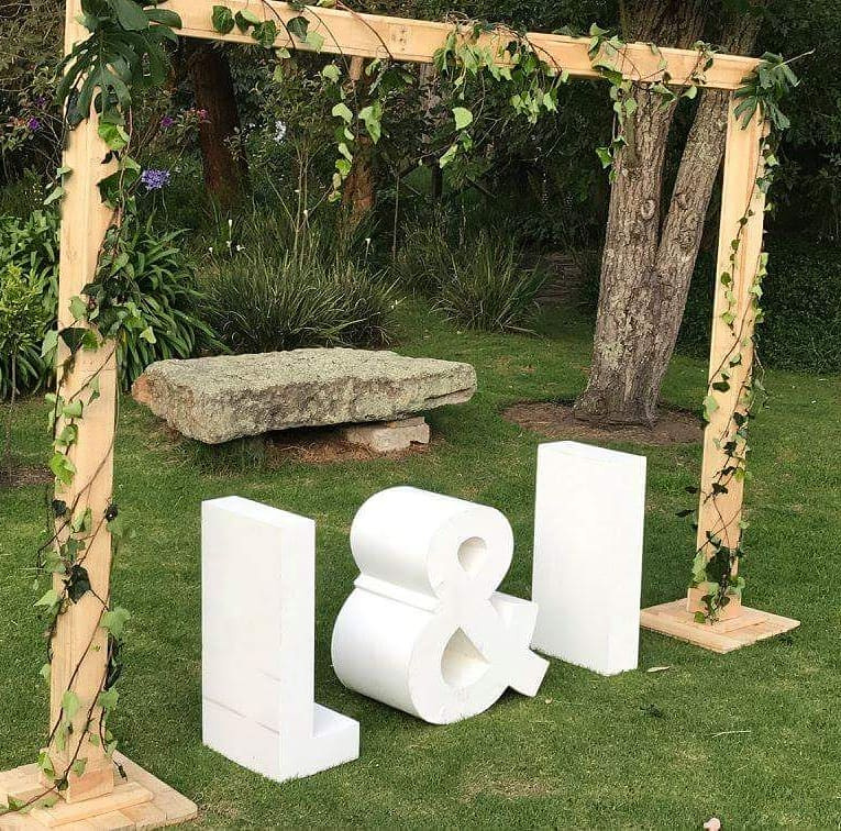  Arco de madera sin deco
 2.20m altura x 3m de ancho 
190.000 pesos,
 Letras de madera la unidad
 en 35.000 pesos