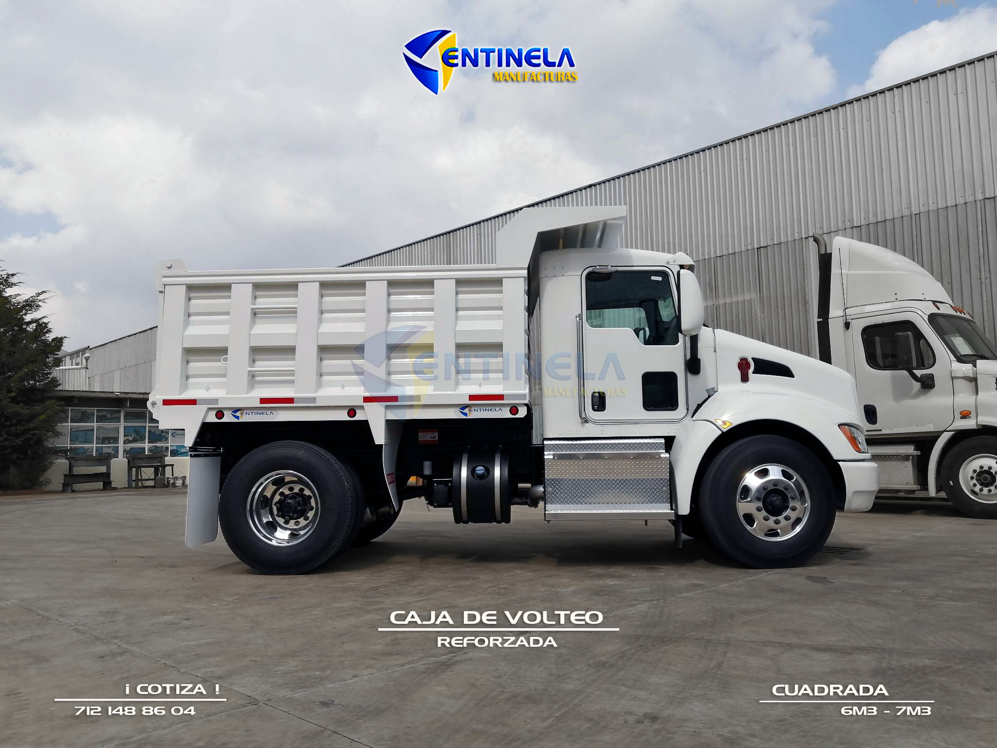 hombre con camiseta polo azul usando ordenador portátil