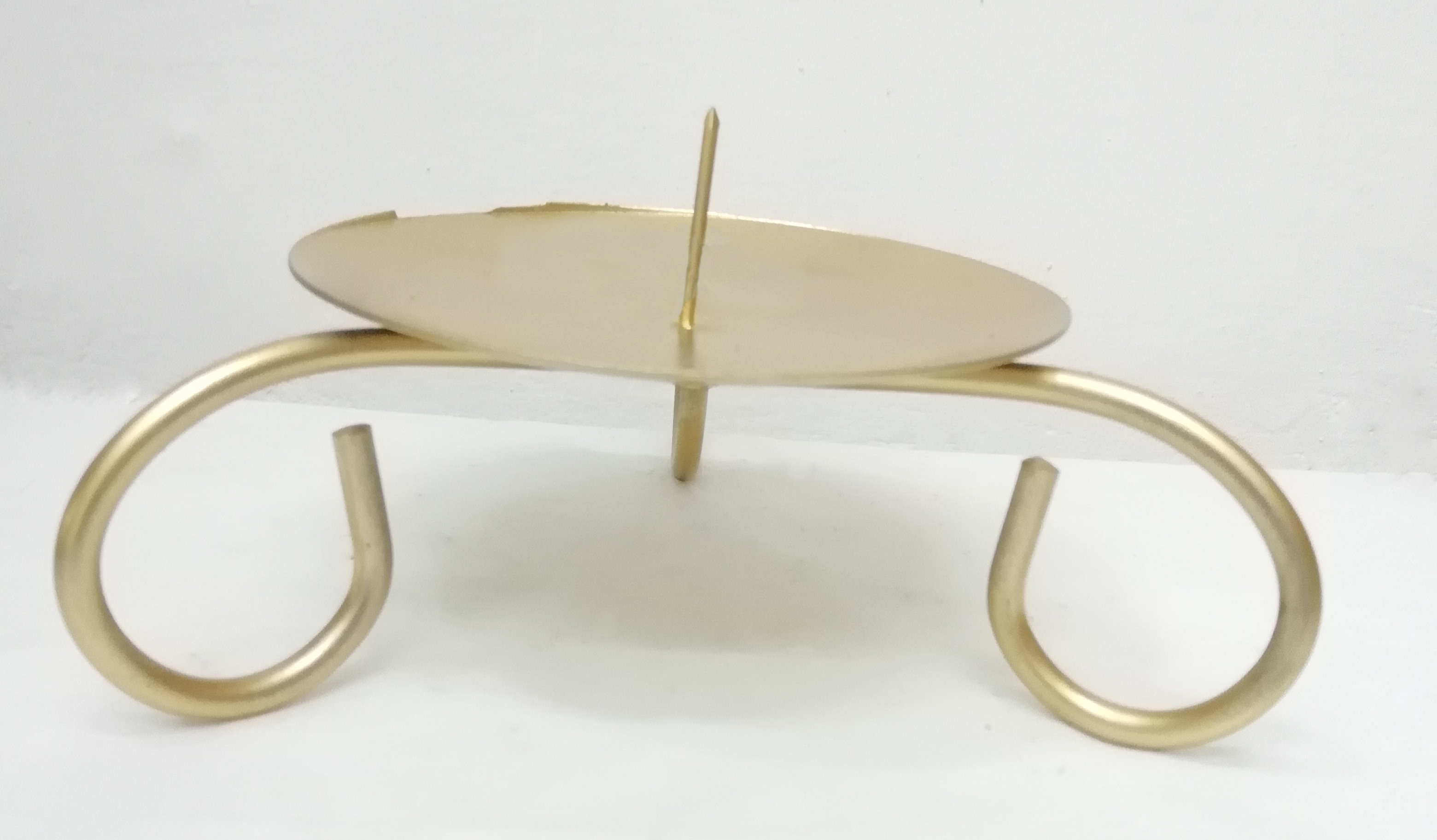 CANDELERO DE ALAMBRON BASE CLAVO PARA CIRIO 
diametro de 6cm  - 8cm - 10cm

preguntar por existencias.