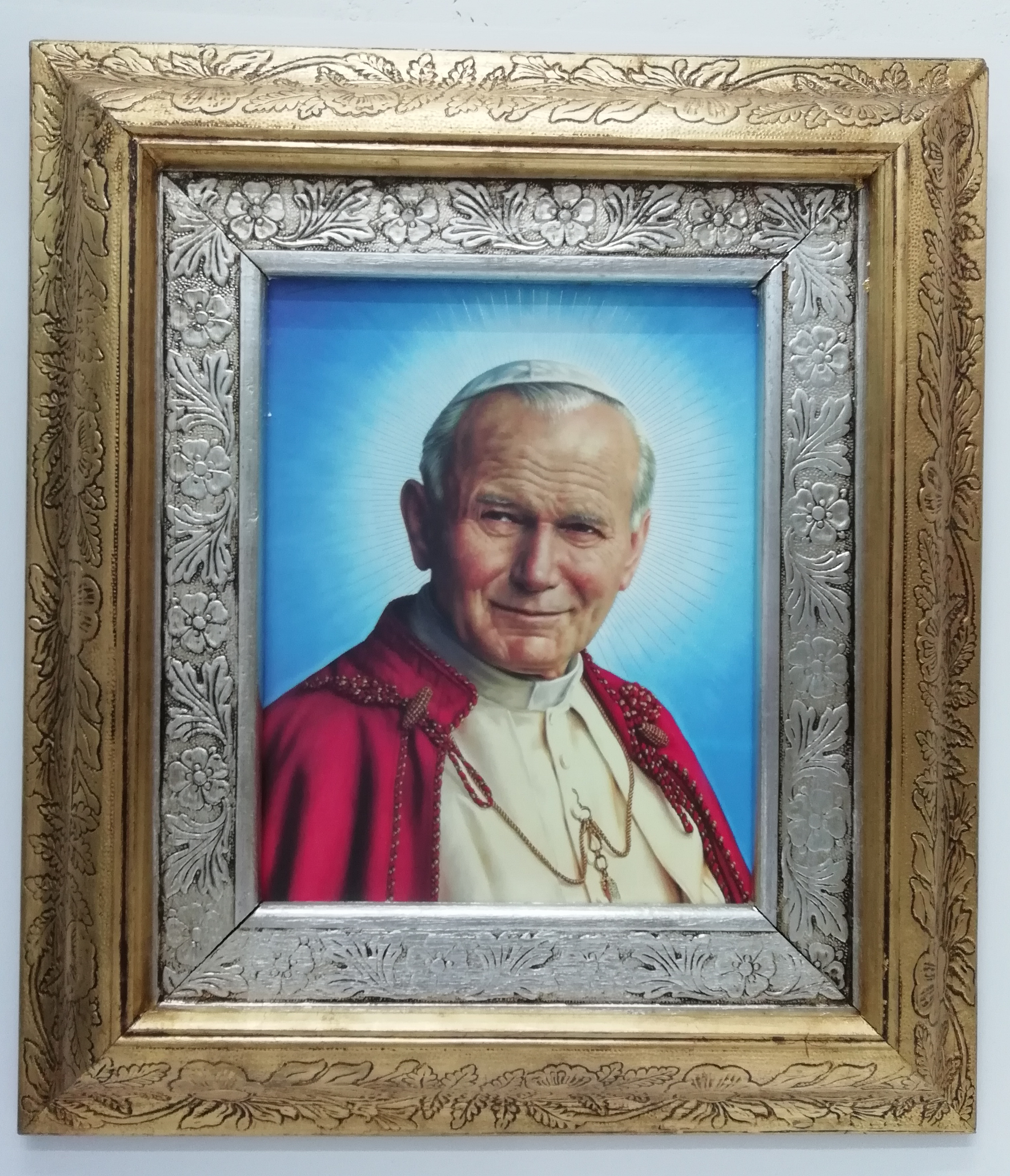 JUAN PABLO II
litografia en marco de madera oro y plata 20cm x 25cm

preguntar por existencias.