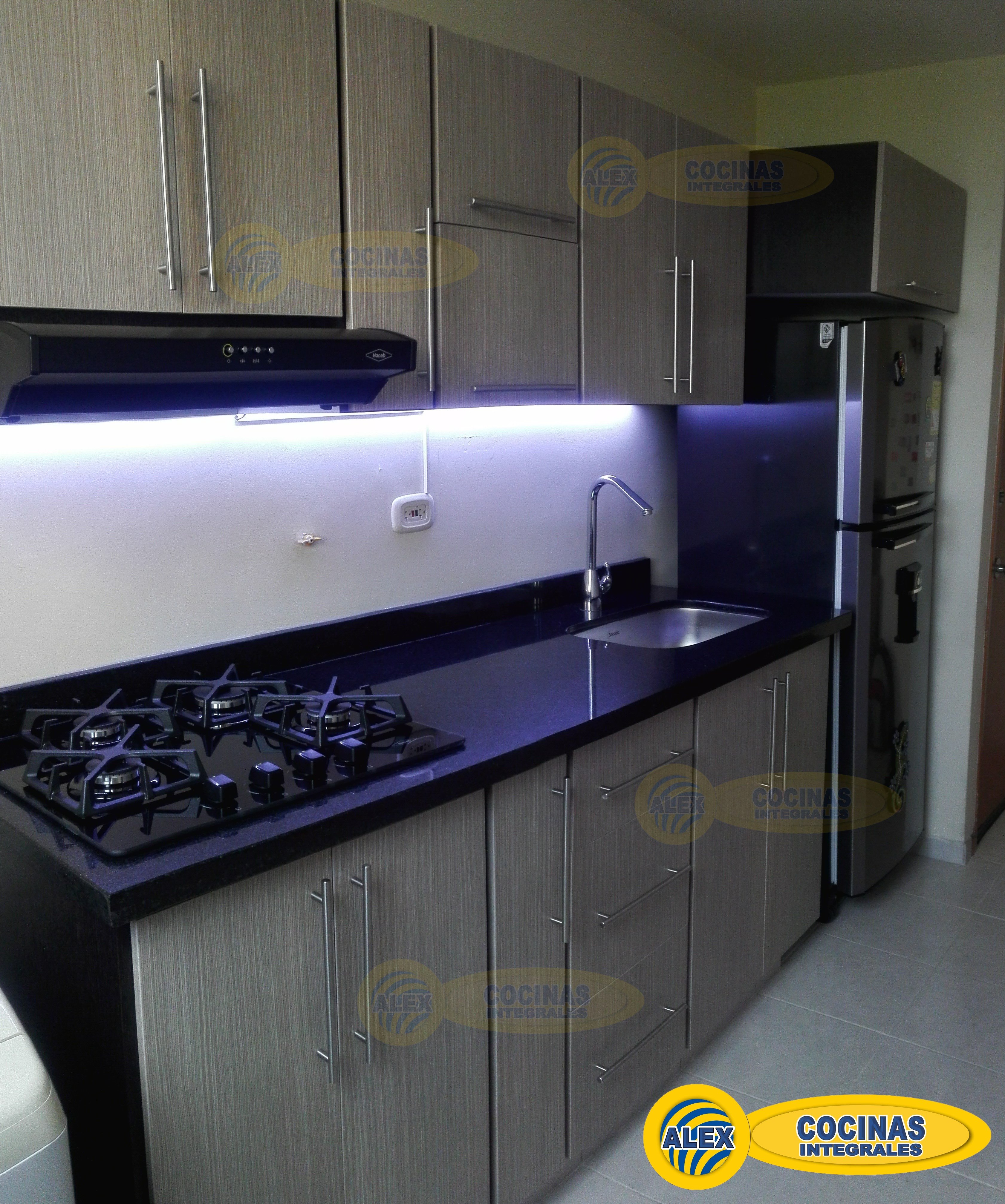 Cocina lineal color Salvaje con cinta led en mueble superior