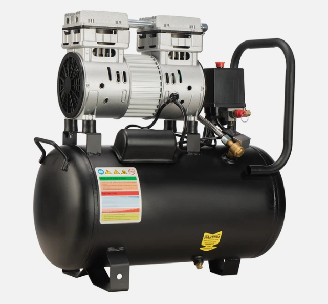 Trabajador industrial observando maquinaria avanzada en una moderna fábrica con techo alto.