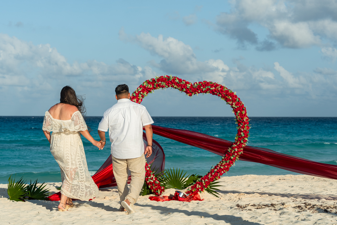 https://0201.nccdn.net/1_2/000/000/165/1b3/romantic-mariachi-proposal-in-cancu%CC%81n062.jpg
