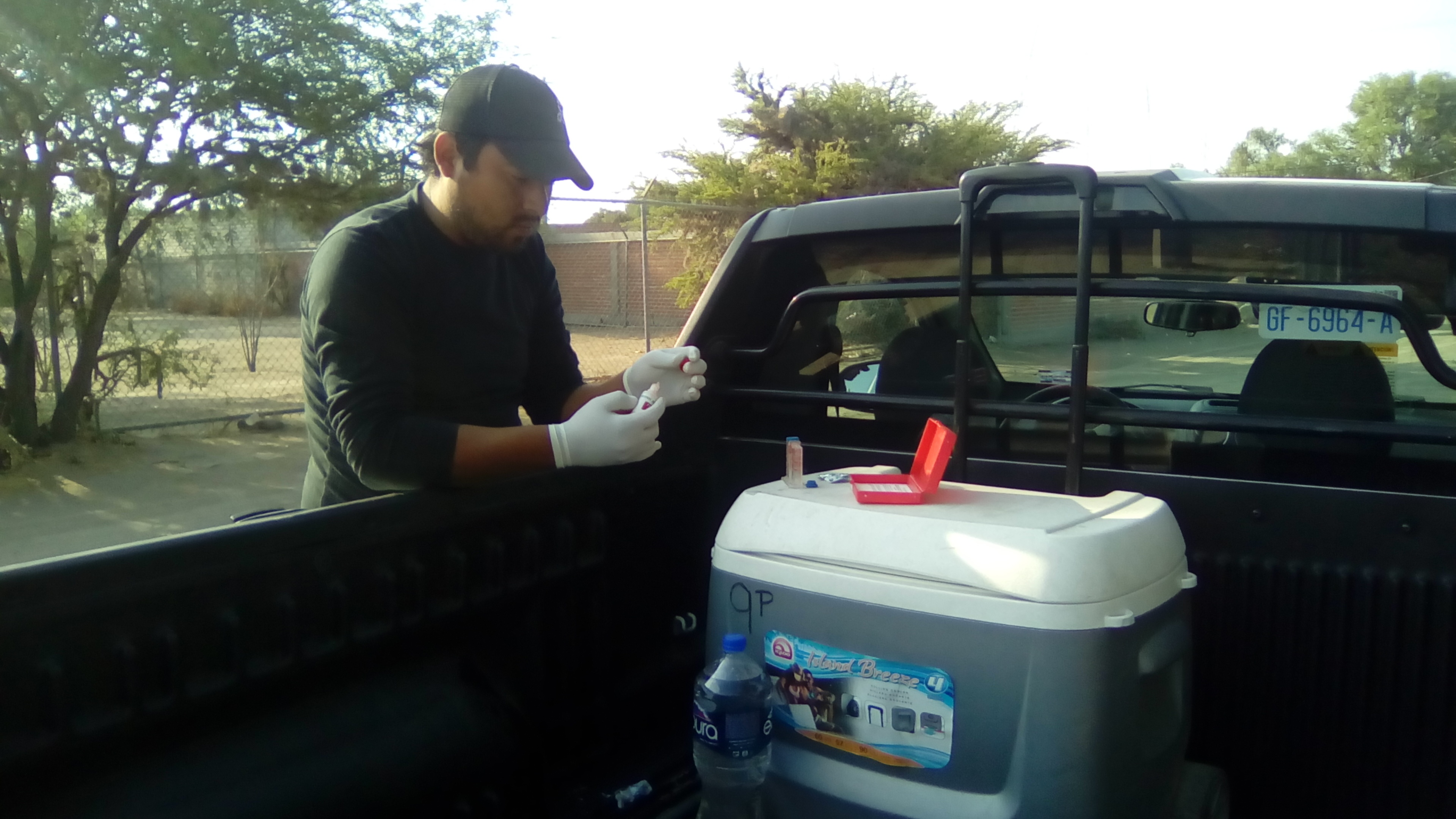 toma de muestras de calidad de agua en la comunidad de la presita