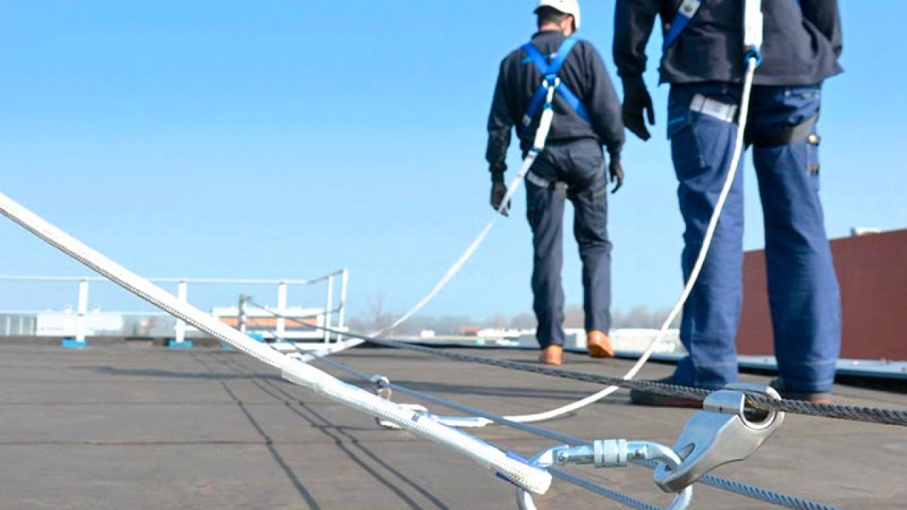 Línea de producción moderna en fábrica con máquinas automatizadas y sistemas avanzados de fabricación.