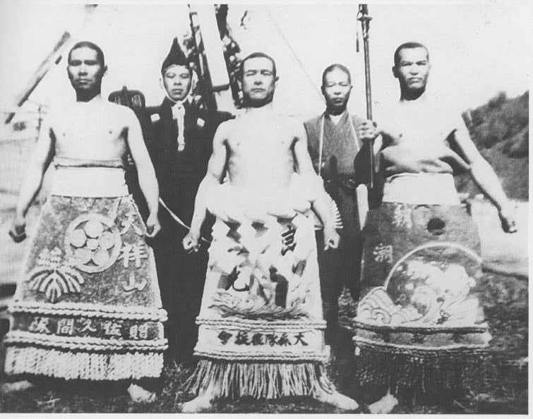 Nakamura sensei(center) at 28 years of age. Regimental Sumo Grand
Champion, 32nd Yamagata Infantry Regiment (in Manchuria).
