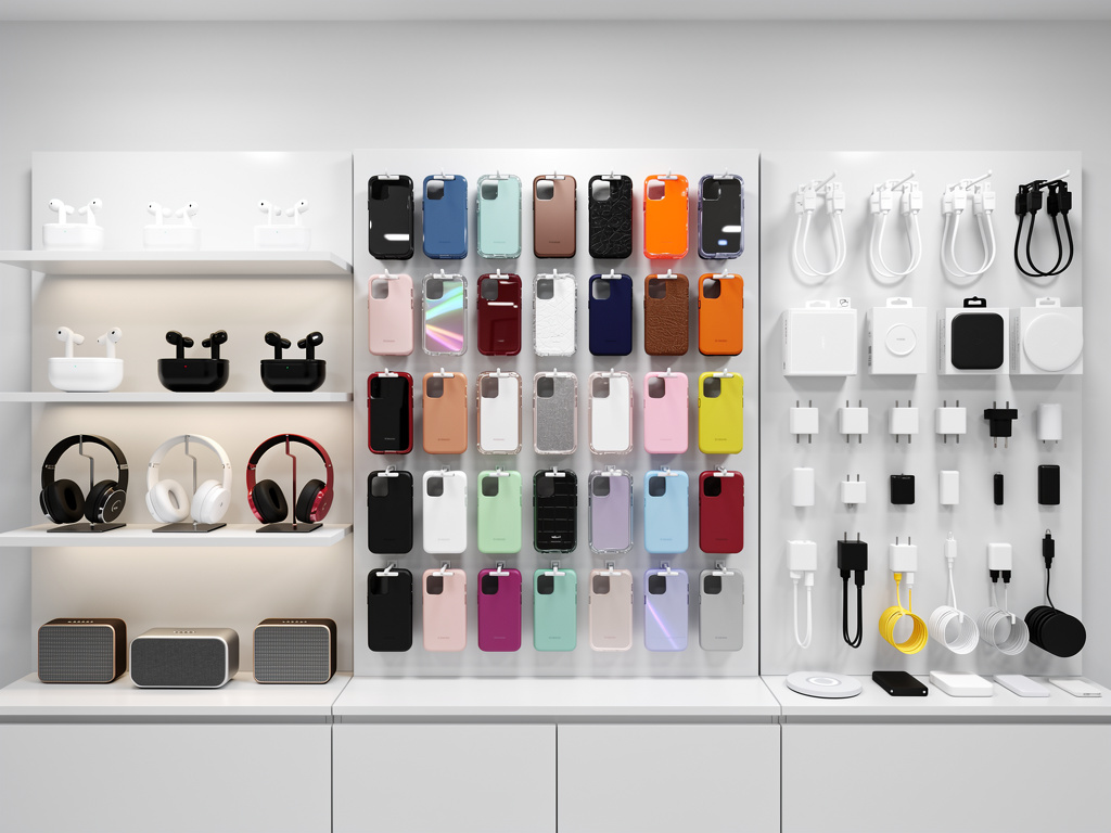Expositor de tienda con fundas de móvil, auriculares, cargadores, cables y altavoces organizados en estanterías blancas