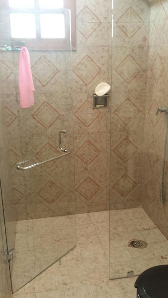 Cancel de baño con cristal claro de 9mm templado , jaladera tipo toallero y herrajes de acero inoxidable.