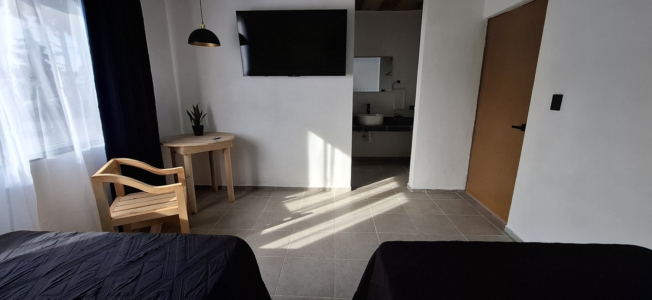banco y mesa de comedor cerca de un cuerpo de agua bajo un cielo tranquilo