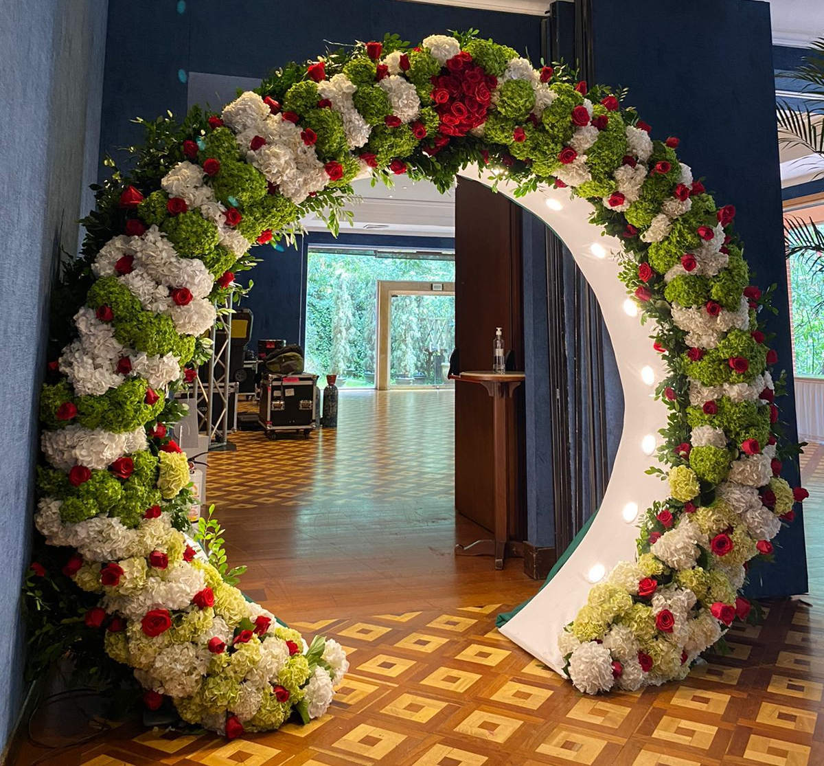 Arco de luces con follaje y
 Fl2.20m de Altura
1.98m Diámetro  Interno 
2.60m Diámetro externo ores 
$1.900.000
