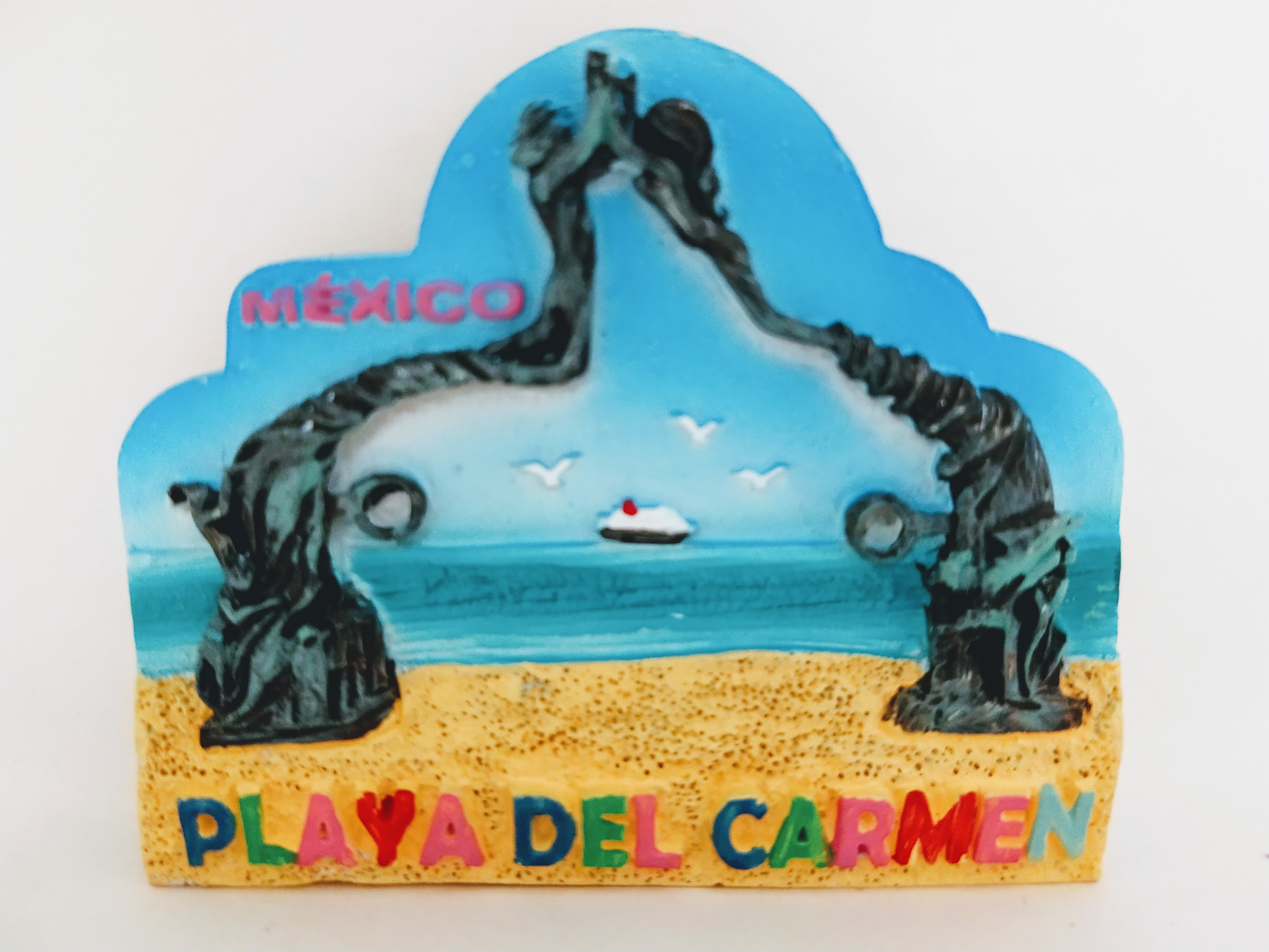 IMÁN DE RESINA
 PLAYA DEL CARMEN
 PINTADO A MANO
7cm Ancho
6cm Alto