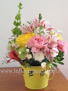 MD - 132  $680
Linda cubeta con flores de temporada